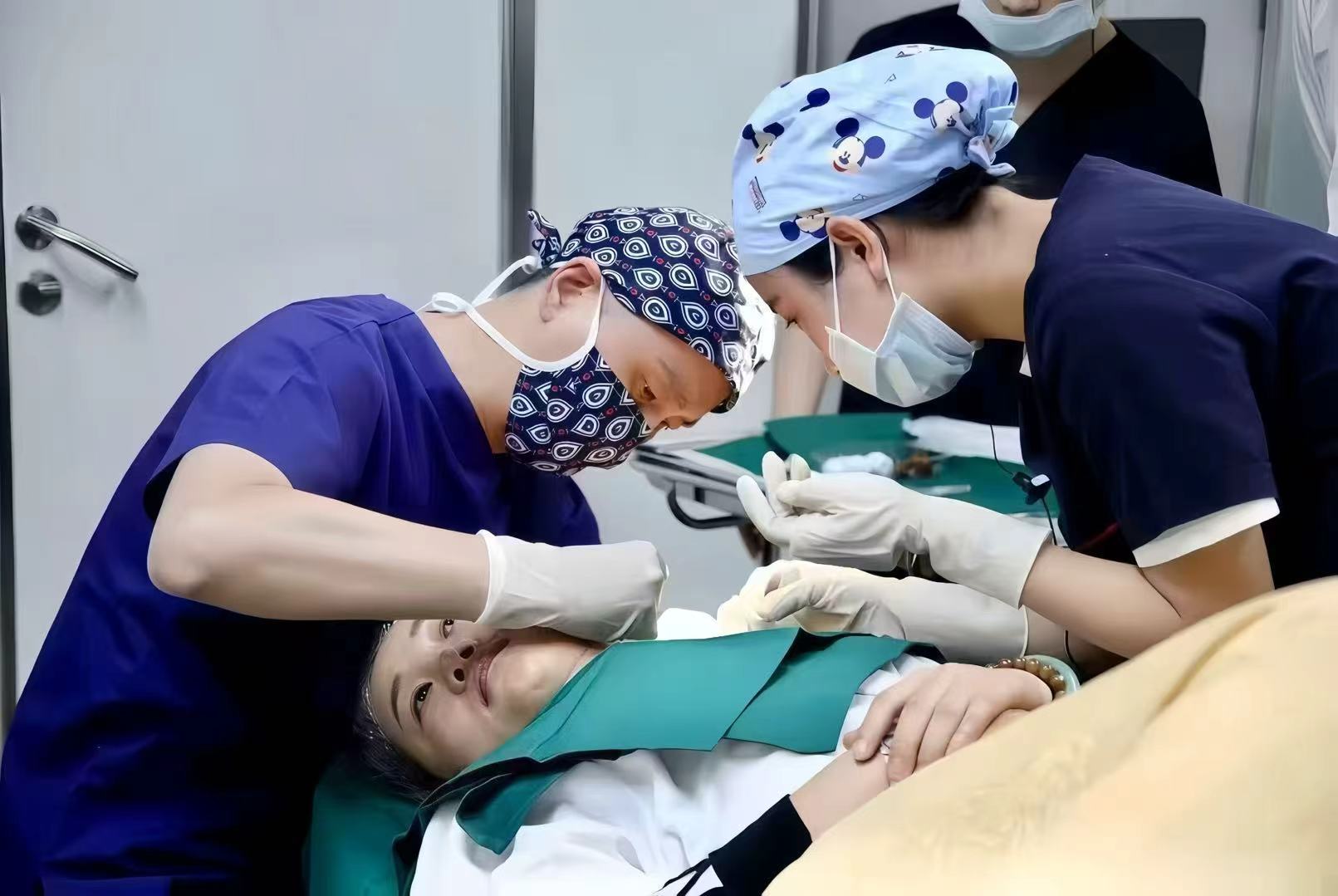 黄文贤与同事在临床操作现场