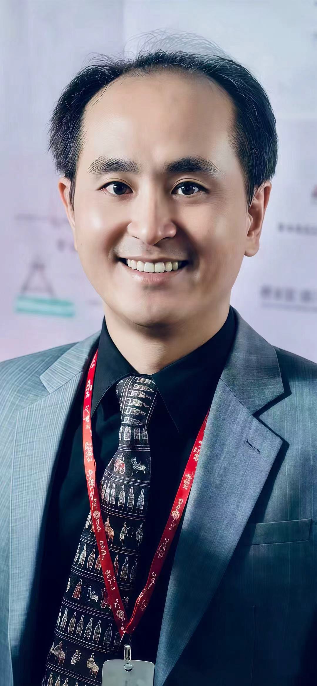 黄文贤在会议现场的肖像