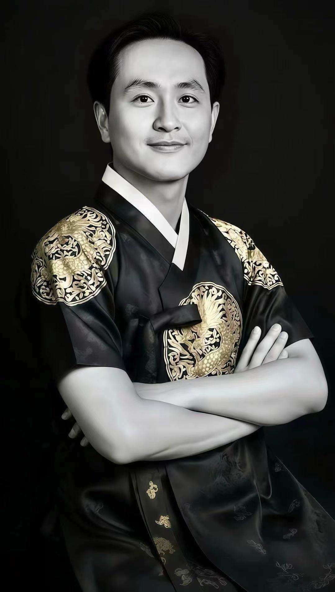 黄文贤医生身穿黑色传统服饰的肖像
